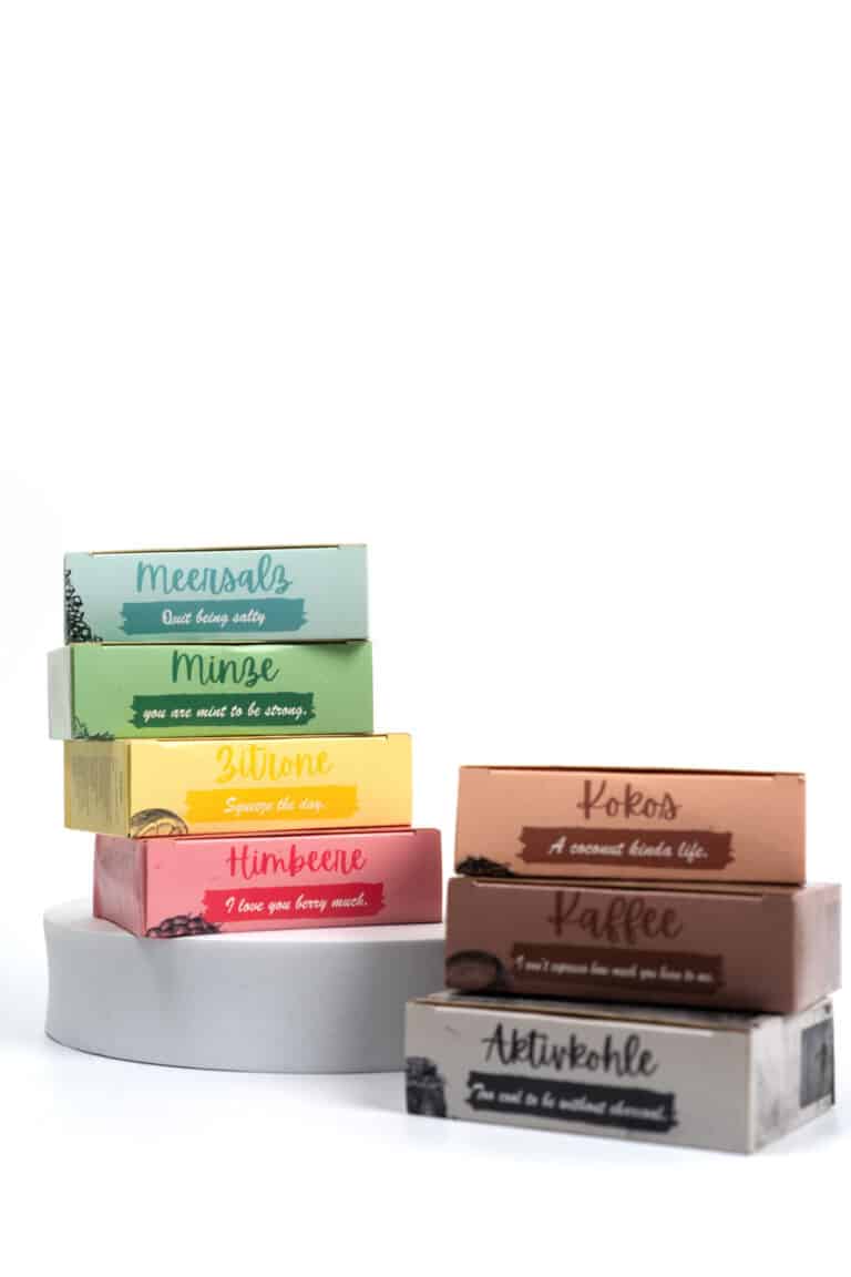 Ein Stapel verschiedener Seifensorten, die auf zwei Stapel aufeinandergestapelt sind. - Packshot Lifestyle Unterschied