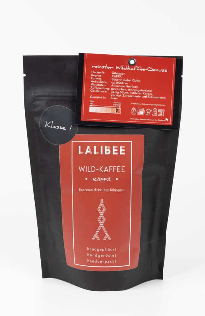 Produktbild einer schwarzen Packung Kaffe mit rotem Label. - Produktfotos Amazon Anforderungen