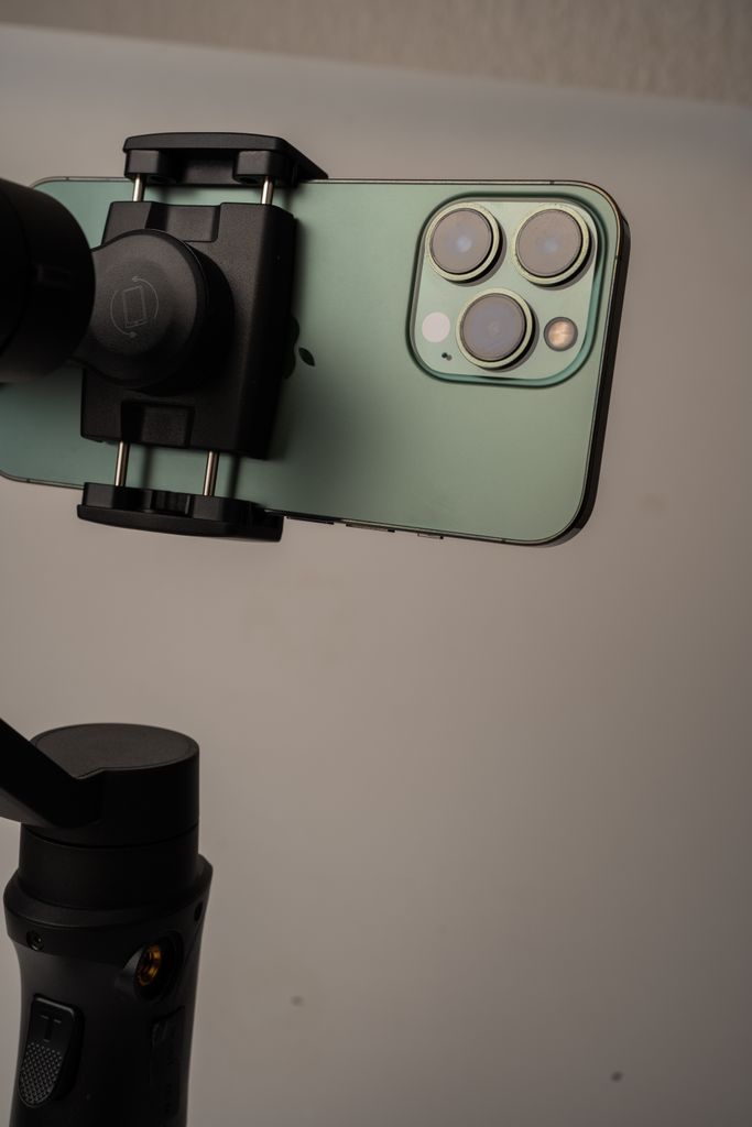 Lohnt sich professionelle Produktfotografie für Dich? 2 Close-up of a smartphone on a gimbal for stable photography and video.