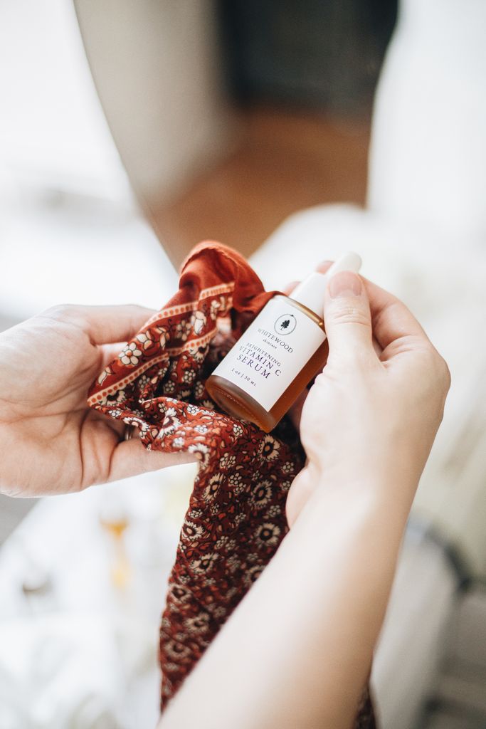 Packshot Lifestyle Unterschied: Was passt zu Deinem Shop? 8 Hand holding a dropper bottle of natural skincare serum wrapped in a patterned cloth.